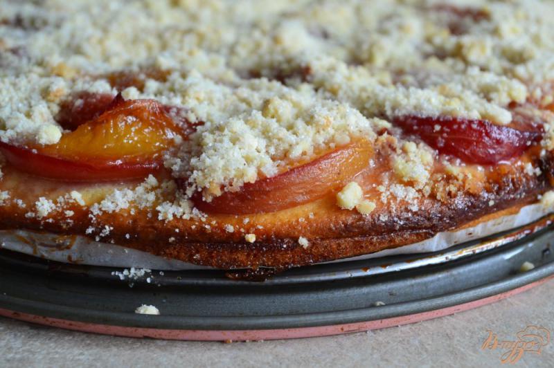 Фото приготовление рецепта: Пирог с карамелизированными персиками шаг №12