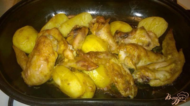 Фото приготовление рецепта: Куриные крылышки с картошкой шаг №5