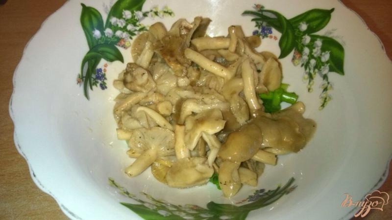 Фото приготовление рецепта: Салат с курицей и грибами шаг №3