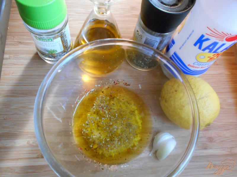Фото приготовление рецепта: Салат с лососем, креветками и клубникой шаг №4