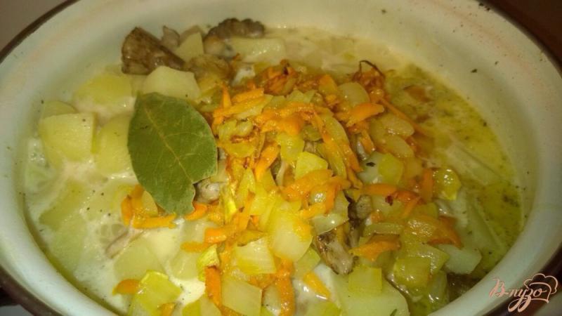 Фото приготовление рецепта: Картофель с грибами и сливками шаг №5