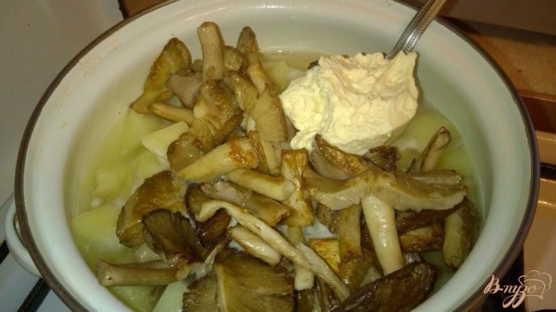 Фото приготовление рецепта: Картофель с грибами и сливками шаг №3