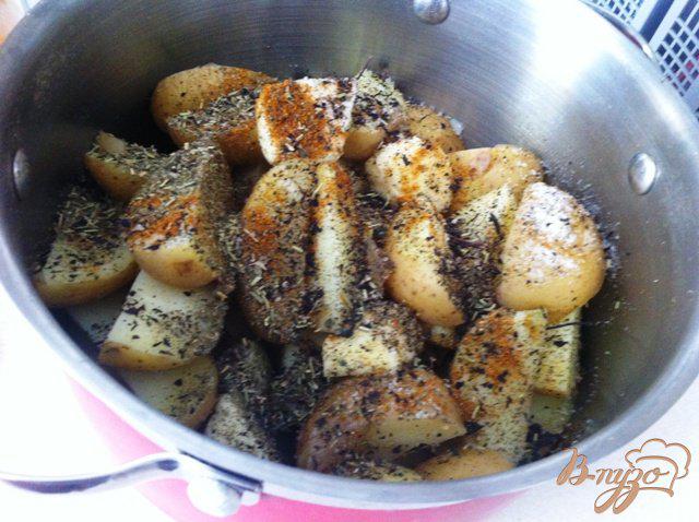 Фото приготовление рецепта: Молодой пряный картофель шаг №4