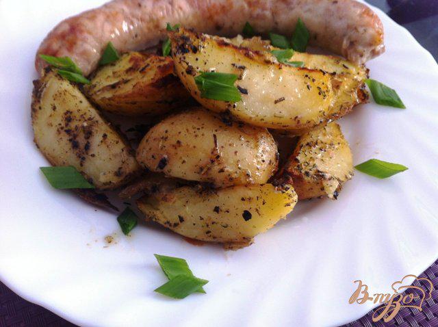 Фото приготовление рецепта: Молодой пряный картофель шаг №7