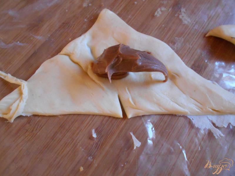 Фото приготовление рецепта: Рогалики с шоколадом шаг №4