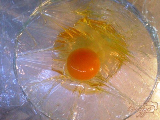 Фото приготовление рецепта: Яйцо на завтрак в мешочке шаг №2