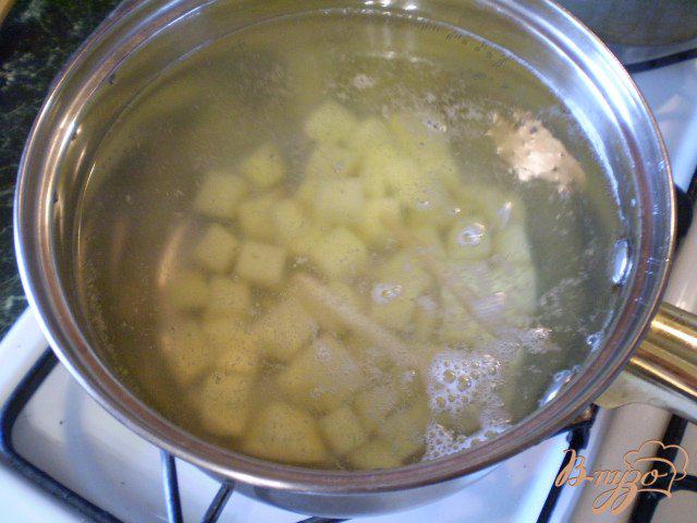 Фото приготовление рецепта: Суп с минтаем, морской капустой и шампиньонами шаг №3