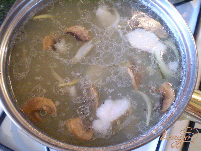Фото приготовление рецепта: Суп с минтаем, морской капустой и шампиньонами шаг №8