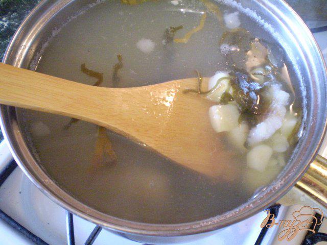 Фото приготовление рецепта: Суп с минтаем, морской капустой и шампиньонами шаг №6