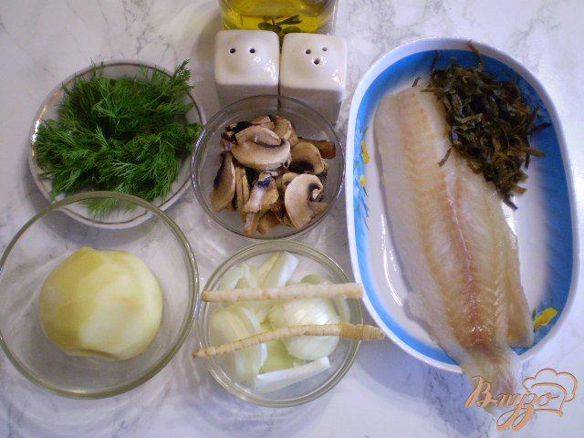 Фото приготовление рецепта: Суп с минтаем, морской капустой и шампиньонами шаг №1