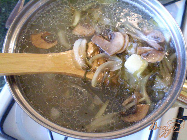 Фото приготовление рецепта: Суп с минтаем, морской капустой и шампиньонами шаг №7
