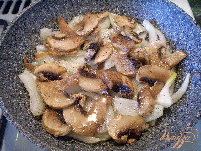Фото приготовление рецепта: Суп с минтаем, морской капустой и шампиньонами шаг №4