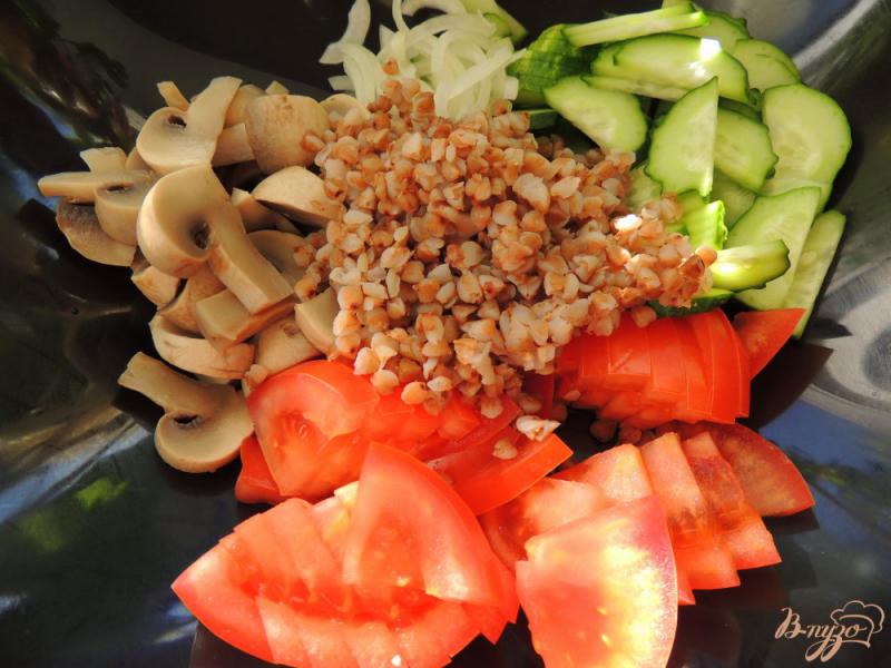 Фото приготовление рецепта: Весенний салат с гречкой и грибами шаг №4
