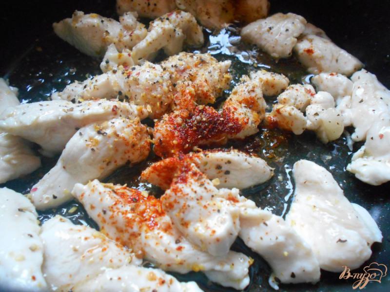 Фото приготовление рецепта: Орзо с куриным филе и вялеными помидорами шаг №5