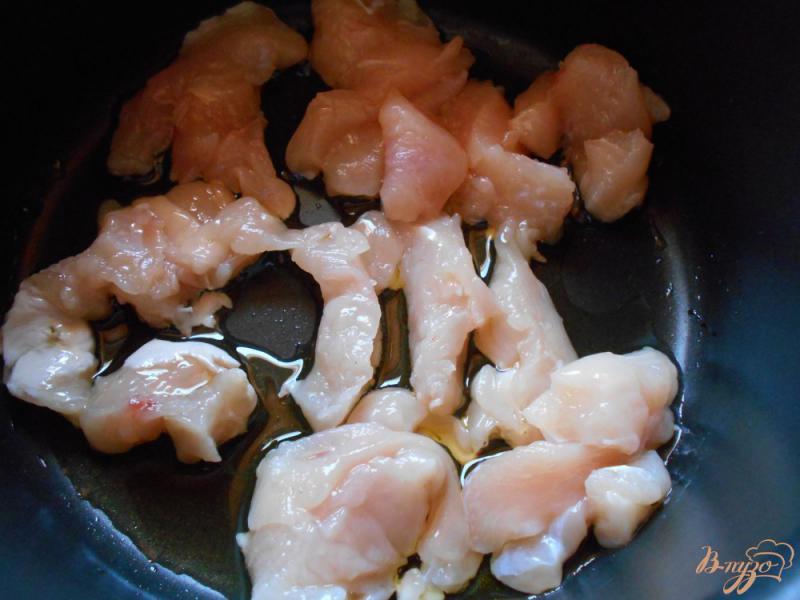 Фото приготовление рецепта: Орзо с куриным филе и вялеными помидорами шаг №3