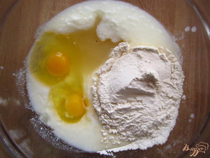 Фото приготовление рецепта: Пирог на кефире с творогом и клубникой шаг №1