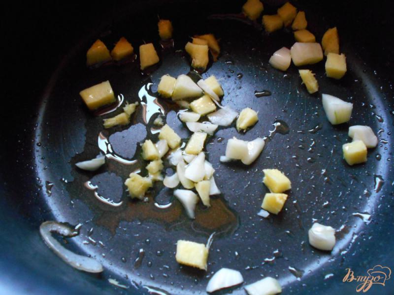 Фото приготовление рецепта: Острые креветки в кисло-сладком соусе шаг №3