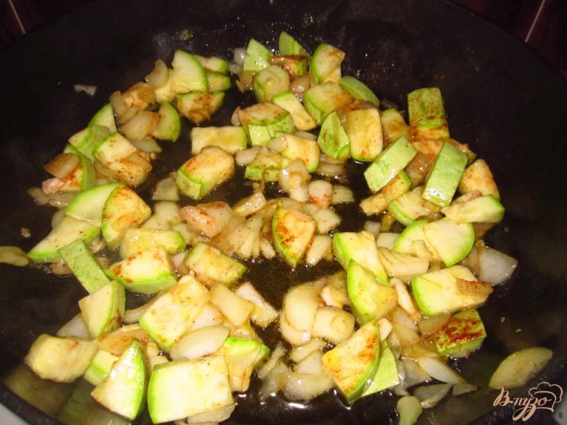 Фото приготовление рецепта: Пангасиус тушеный с кабачком под соусом шаг №2