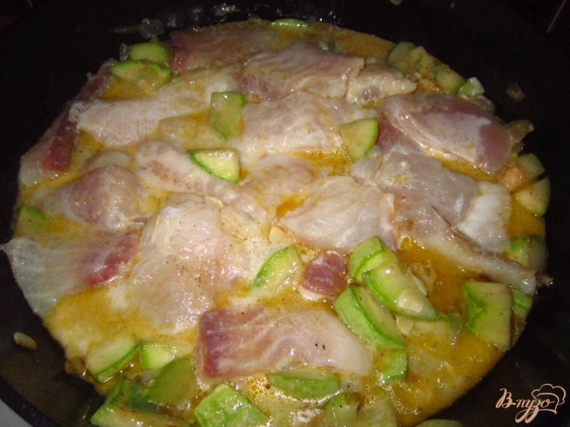 Фото приготовление рецепта: Пангасиус тушеный с кабачком под соусом шаг №6