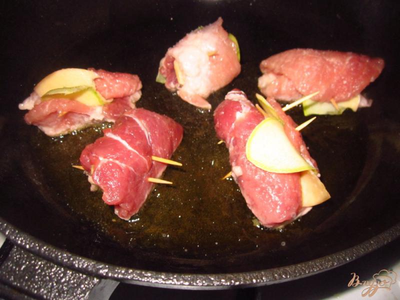 Фото приготовление рецепта: Свиные рулетики с кабачком шаг №5