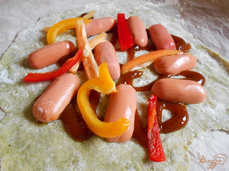 Фото приготовление рецепта: Пирог с сосисками на картофельном тесте шаг №7