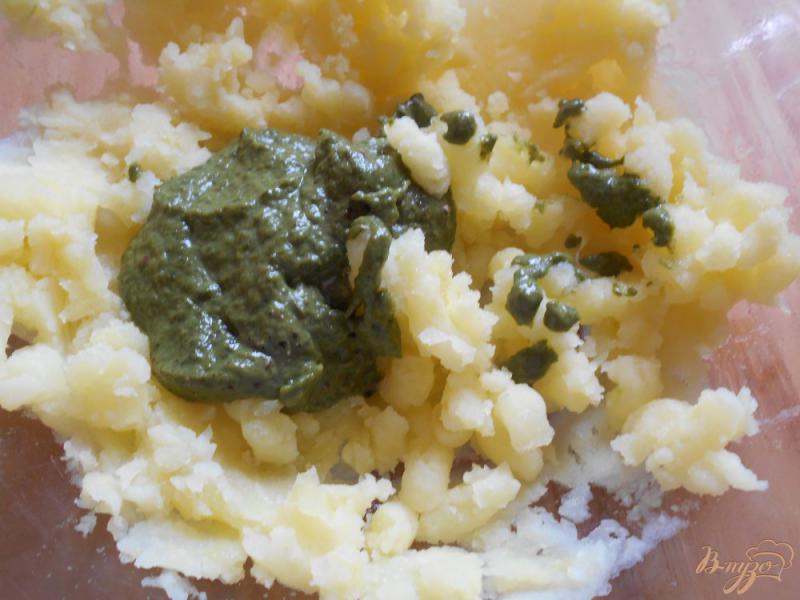 Фото приготовление рецепта: Пирог с сосисками на картофельном тесте шаг №2