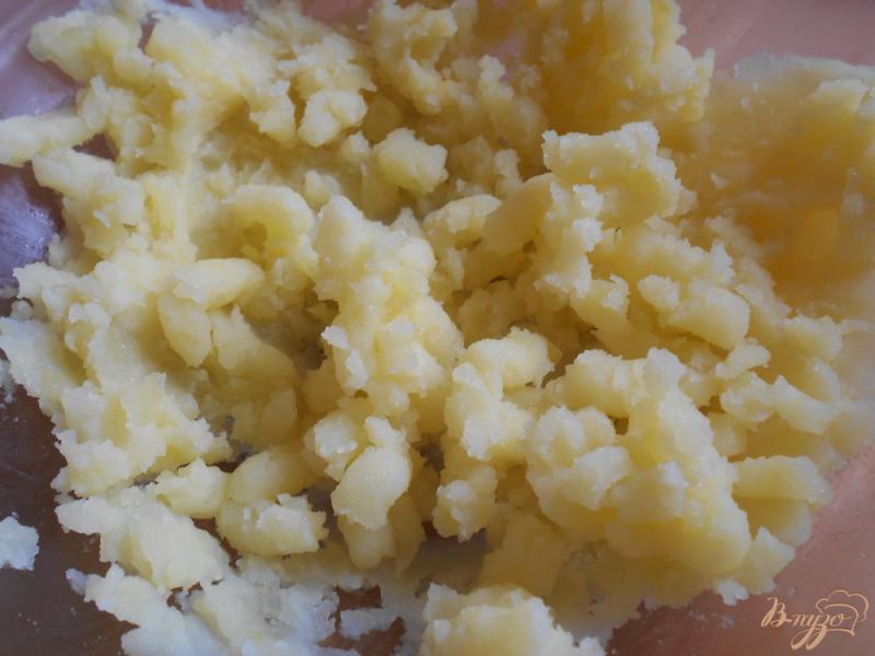 Фото приготовление рецепта: Пирог с сосисками на картофельном тесте шаг №1
