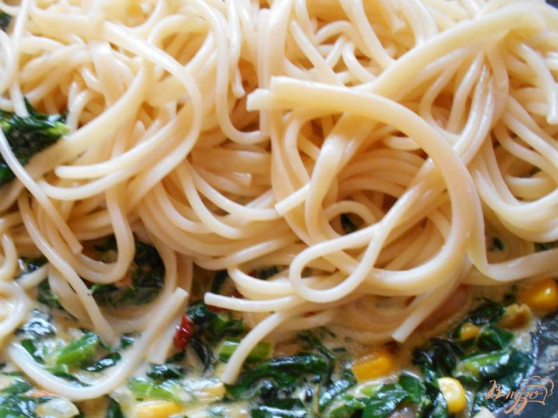 Фото приготовление рецепта: Спагетти в сливочном соусе с креветками и шпинатом шаг №7