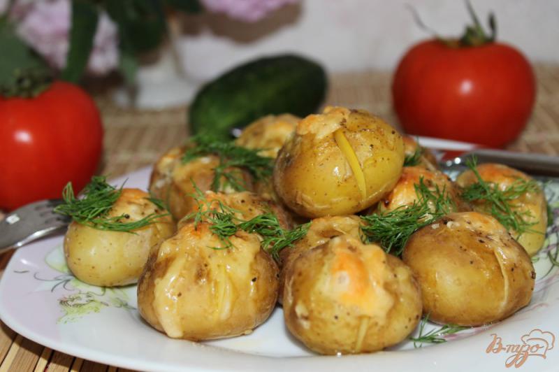 Фото приготовление рецепта: Молодая картошка, запеченная с сыром шаг №4