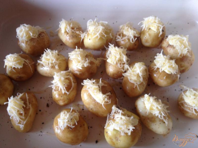 Фото приготовление рецепта: Молодая картошка, запеченная с сыром шаг №3