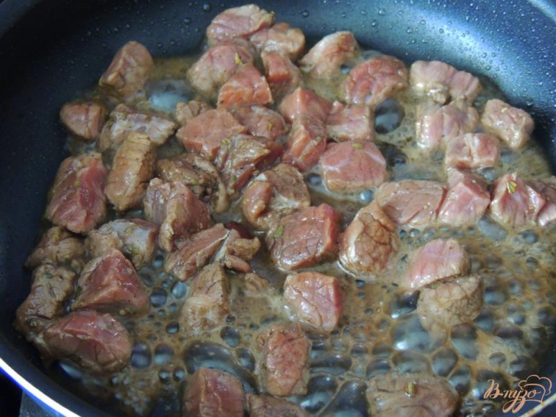 Фото приготовление рецепта: Мясо с овощами в картофельных блинах шаг №6