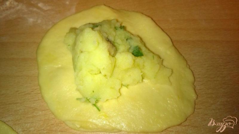 Фото приготовление рецепта: Пирожки с картофелем и грибами шаг №4