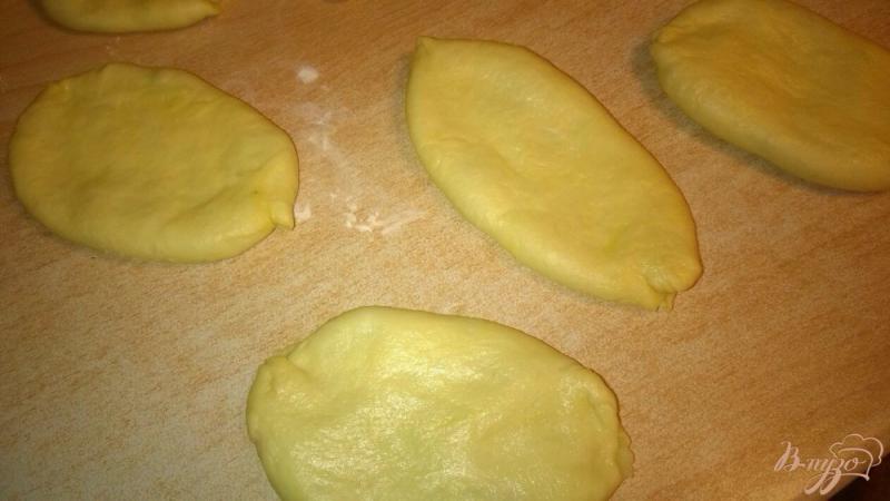 Фото приготовление рецепта: Пирожки с картофелем и грибами шаг №5