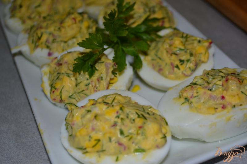 Фото приготовление рецепта: Яйца фаршированные редисом шаг №5