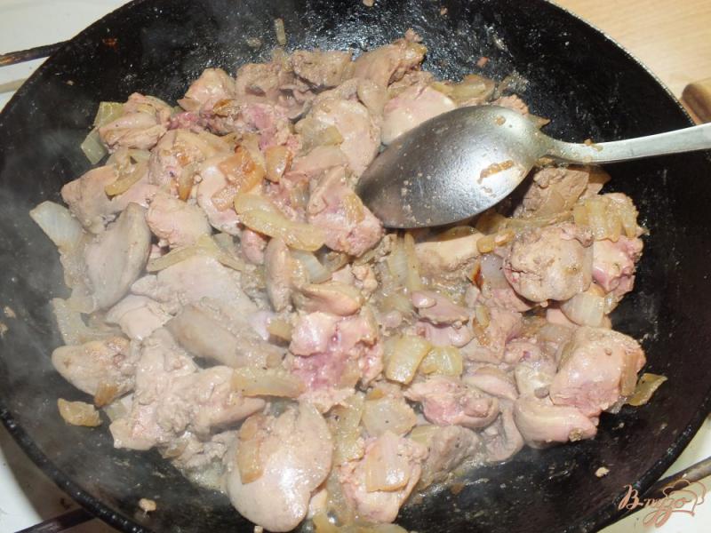 Фото приготовление рецепта: Блинчики с куриной печенкой и рисом шаг №4