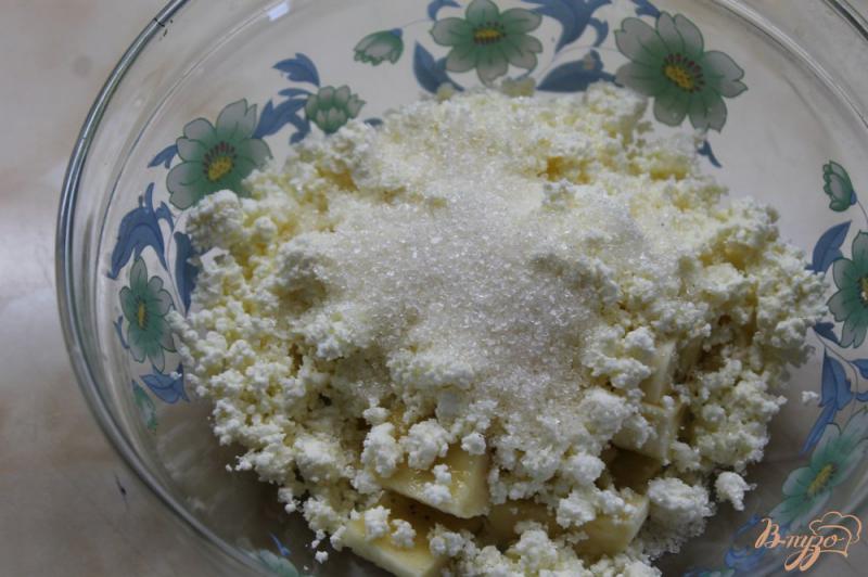 Фото приготовление рецепта: Творожный десерт с бананом и вареной сгущенкой шаг №2