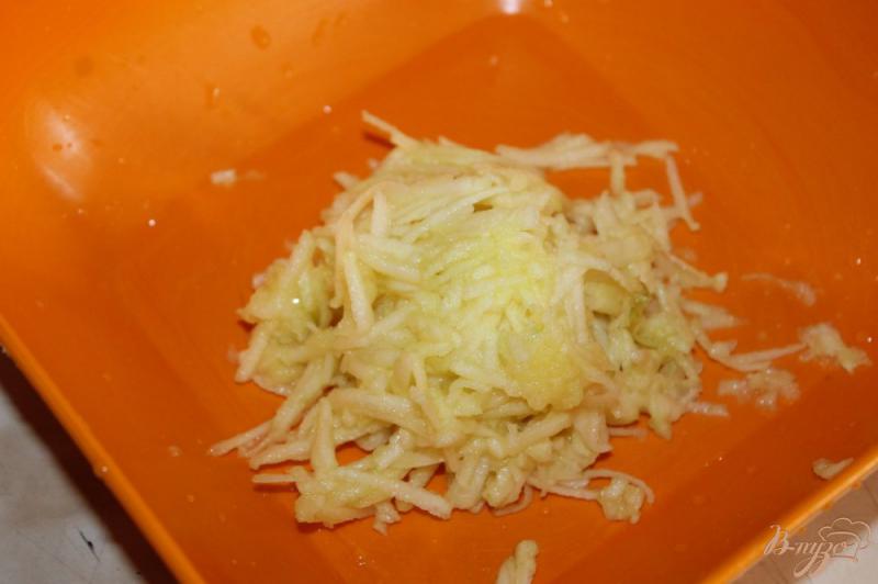 Фото приготовление рецепта: Салат с яблоком и морковью с медом шаг №2