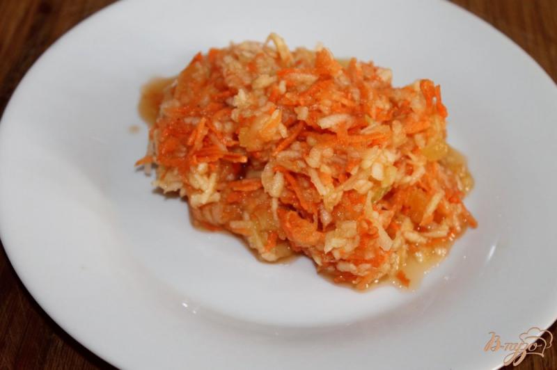 Фото приготовление рецепта: Салат с яблоком и морковью с медом шаг №5