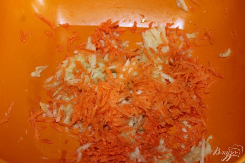 Фото приготовление рецепта: Салат с яблоком и морковью с медом шаг №3
