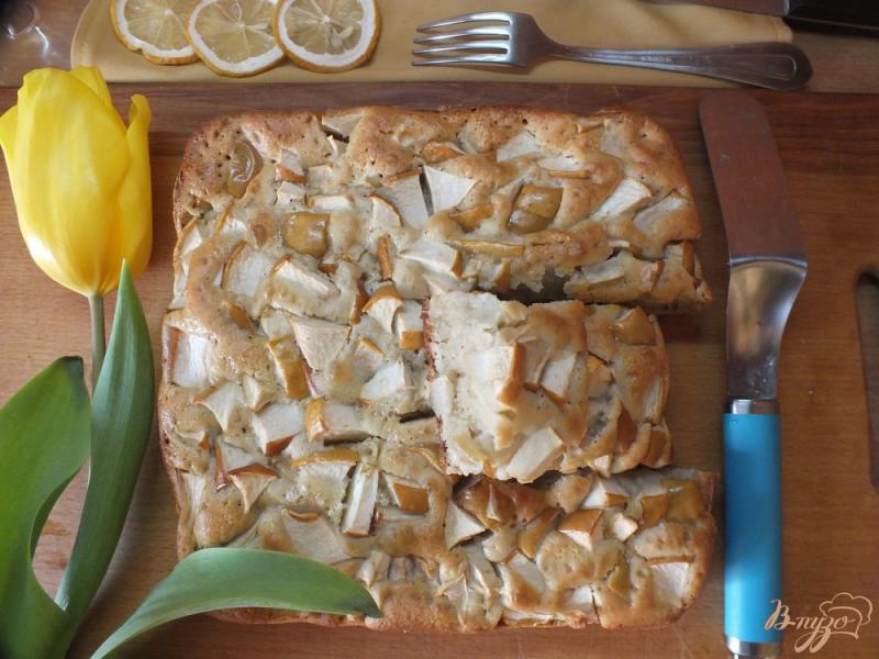 Фото приготовление рецепта: Яблочный пирог со специями на сметане шаг №10