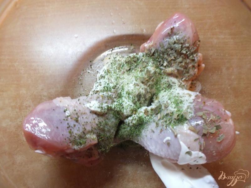 Фото приготовление рецепта: Курица в маринаде из чеснока и зеленой аджики шаг №2