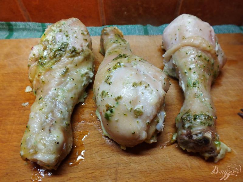 Фото приготовление рецепта: Курица в маринаде из чеснока и зеленой аджики шаг №5