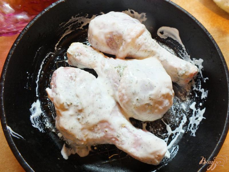Фото приготовление рецепта: Курица в маринаде из чеснока и зеленой аджики шаг №4