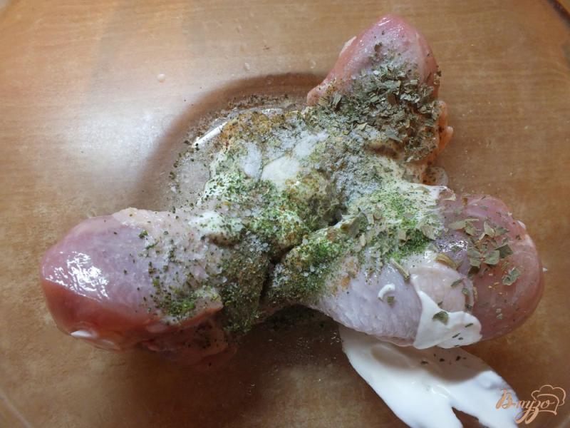 Фото приготовление рецепта: Курица в маринаде из чеснока и зеленой аджики шаг №3