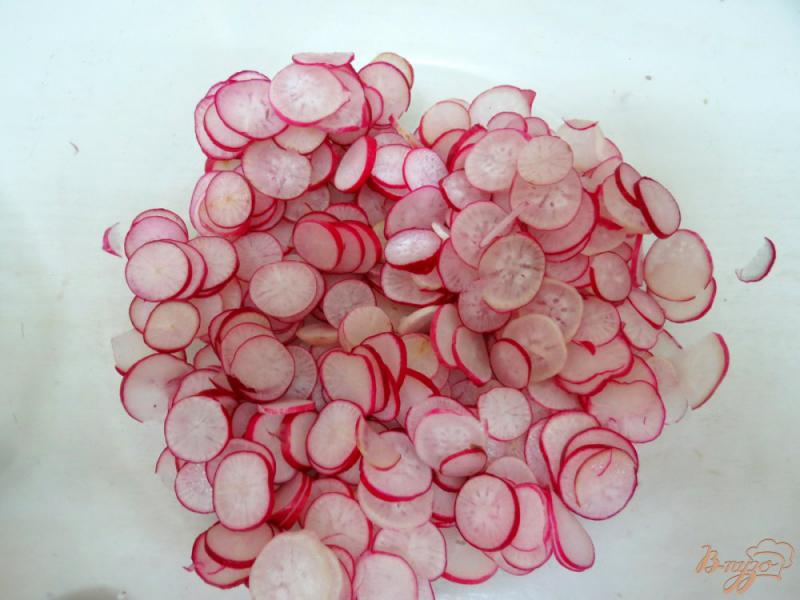 Фото приготовление рецепта: Салат из редиса с капустой. шаг №3