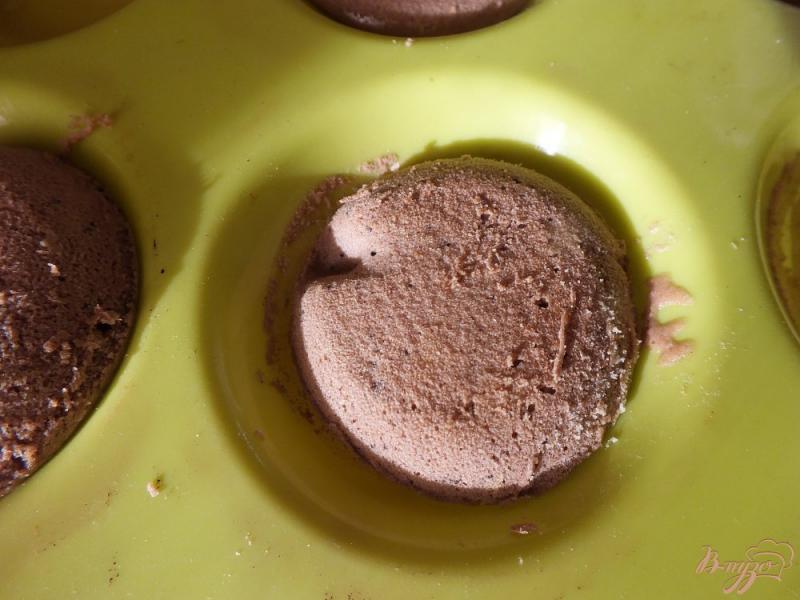 Фото приготовление рецепта: Мягкое шоколадное печенье шаг №7