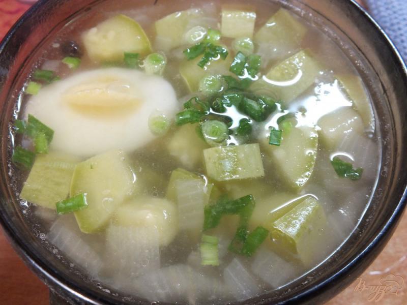 Фото приготовление рецепта: Суп куриный с кабачком и луком шаг №5