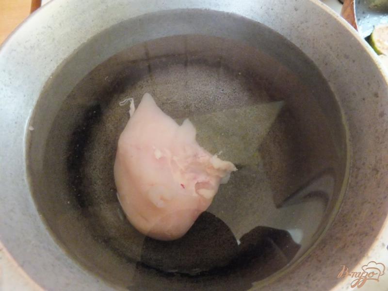 Фото приготовление рецепта: Суп куриный с кабачком и луком шаг №1