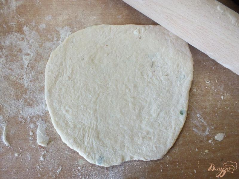 Фото приготовление рецепта: Пирог с яйцом и зеленью шаг №6