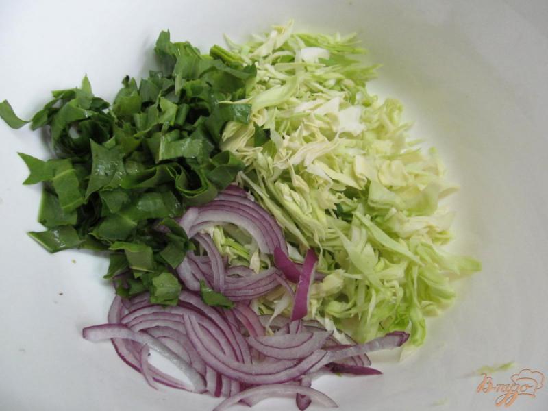Фото приготовление рецепта: Салат из капусты апельсина кабачка шаг №4